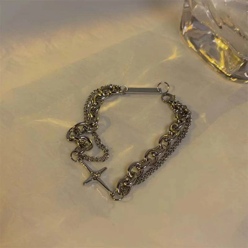 Trendy retro armband van titanium staal met speciaal design. Een uniek accessoire voor een stijlvolle en opvallende look, ideaal voor speciale gelegenheden.