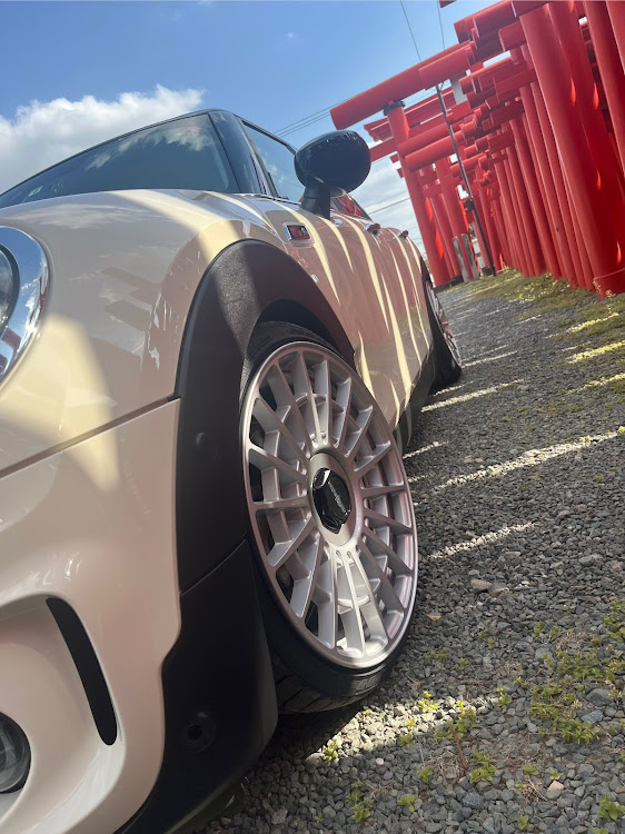 ミニ クラブマンのMINI clubman・Cooper S・車高調整・ホイール交換・rotiformに関するカスタム事例の投稿画像1枚目