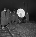 groep militairen met brandend zoeklicht in nacht