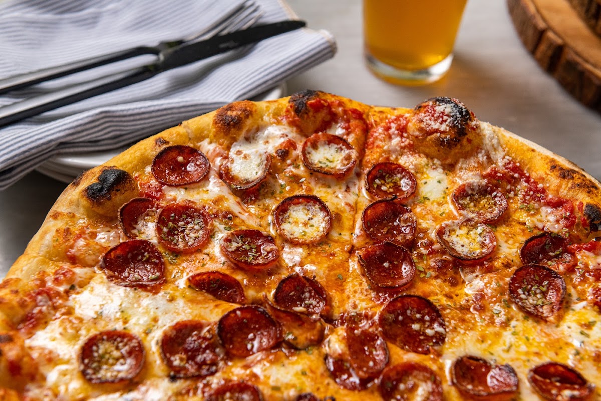 pepperoni.
pizza sauce loaded with shaved, fresh garlic, basil and a touch of crushed red pepper
flakes | our blended pizza cheeses | fresh mozzarella | cup and char pepperoni |
Sicilian oregano | pecorino
