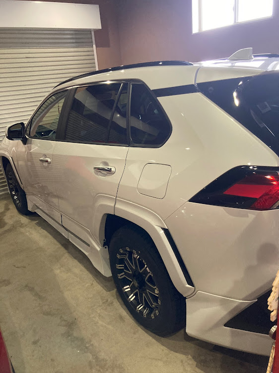 RAV4のフューエルキャップカバー・スカッフプレート・ルート66・RAV4サイコーに関するカスタム事例の投稿画像1枚目