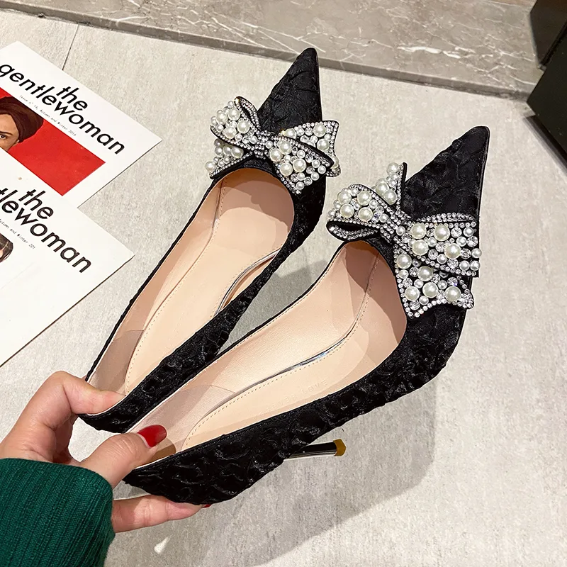 Damskie buty wiosenne z perłami wróżki Stylowe i wygodne buty dla kobiet. Idealne na wiosnę i lato, podkreślą Twój urok i wdzięk.