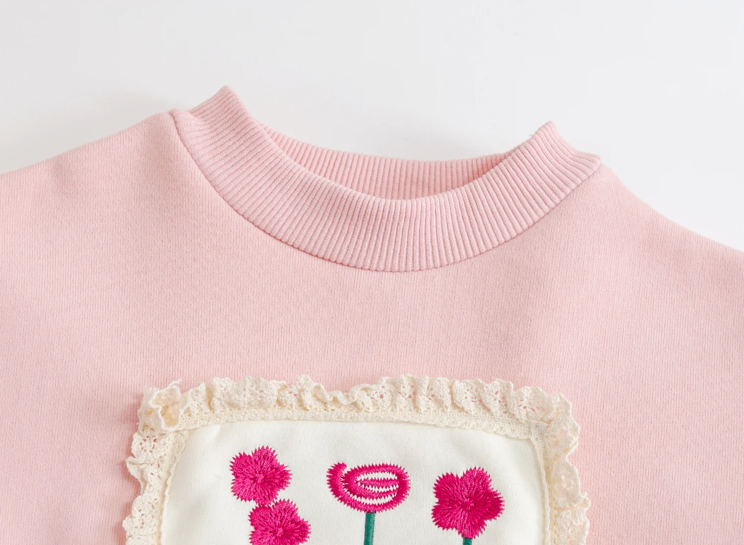 Title 11, Schattige, gebloemde, gewatteerde sweater tops ...