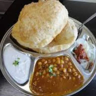 Half Paneer Bhature Te Chole