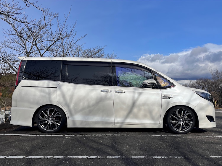 エスクァイアのまぁさんと二人で💜・冬車高に関するカスタム事例の投稿画像4枚目
