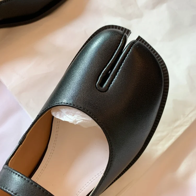 Damesschoenen Tabi met gespleten teen van effen rundleer. Ervaar ongeëvenaard comfort en stijl, perfect voor een unieke en modieuze uitstraling.