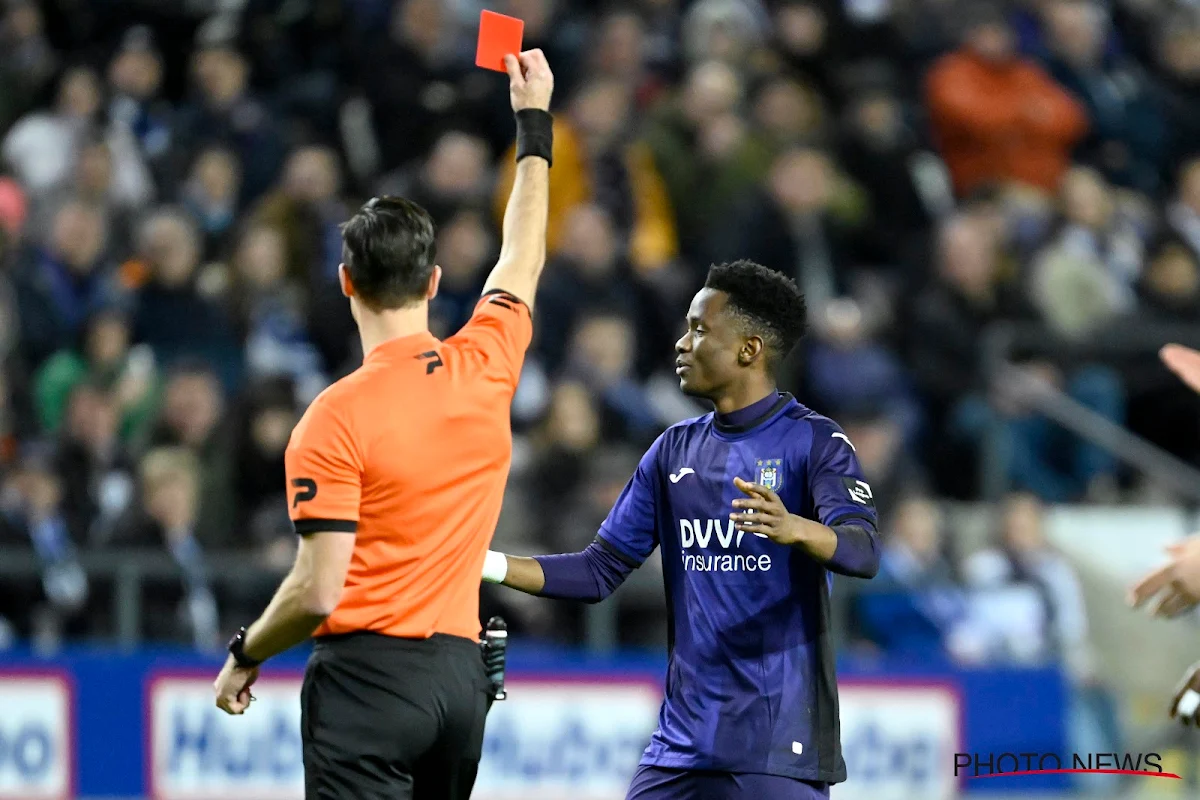 Anderlecht met tien na bizarre fase: N'Diaye krijgt rood nadat eerst buitenspel werd geoordeeld