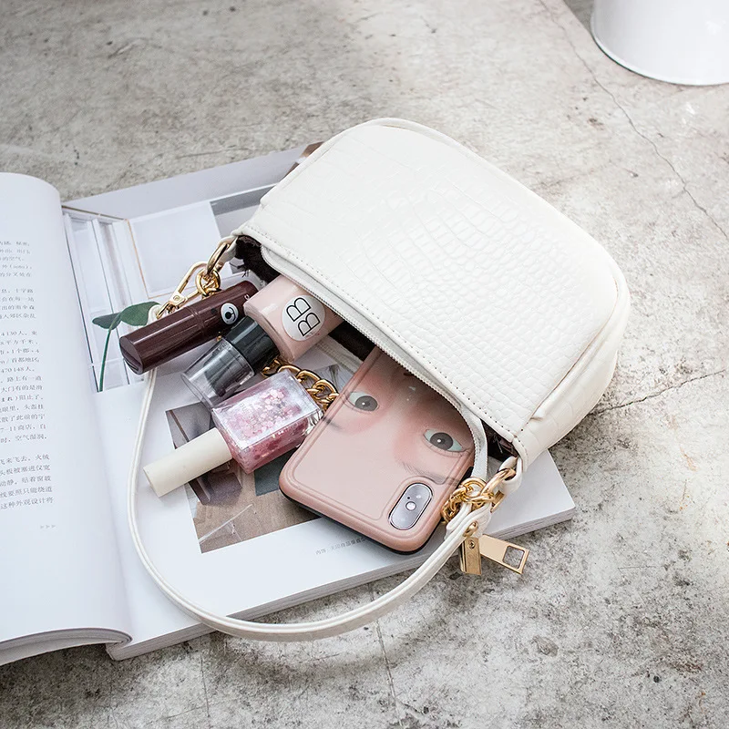 Einfarbige Leder-Ketten-Schultertasche, stilvoll und praktisch für die Hand, perfekt für einen eleganten Look und bequemen Tragekomfort.