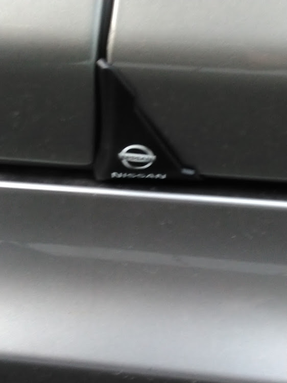 フーガの去年の紅葉ショット・NISSANマーク入りドアガード・何か１つでも取り付けないと(^_^;)に関するカスタム事例の投稿画像4枚目