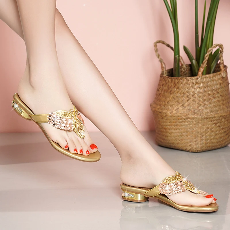 Zomerse elegante dames casual fashion slippers. De nieuwste modetrends voor comfortabele en stijlvolle zomerse dagen.