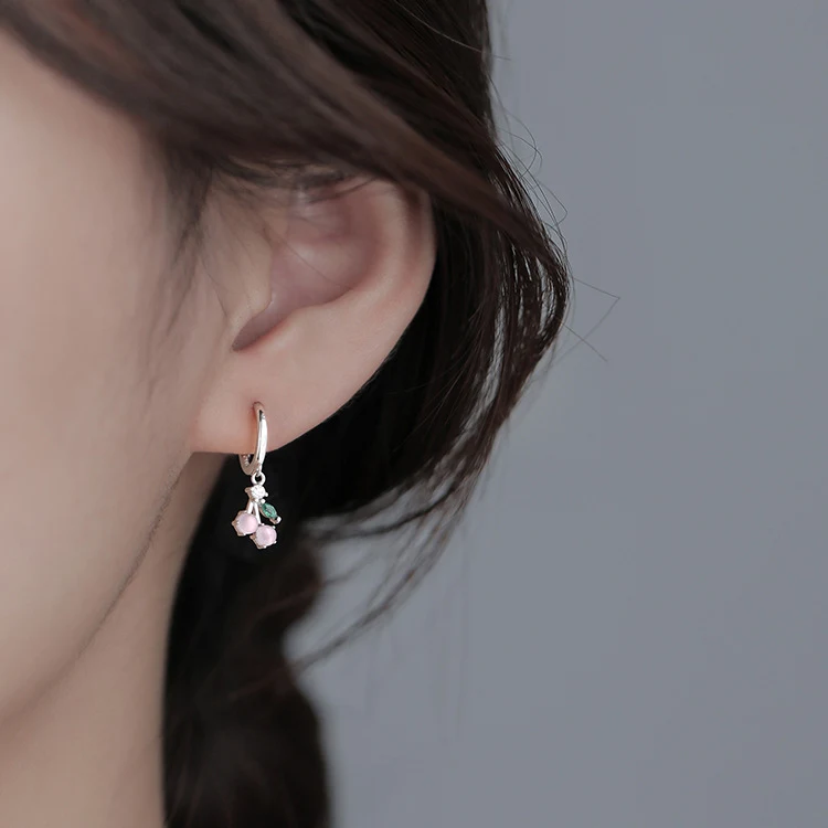 Boucles d'oreilles en argent 925 Cherry Pearl pour femmes, design de niche. Élégance et raffinement pour un look unique et tendance.