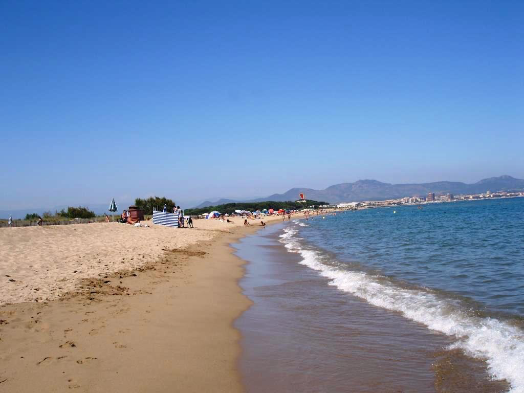 Cette station balnéaire de Saint Aygulf est une longue plage de sable fin.