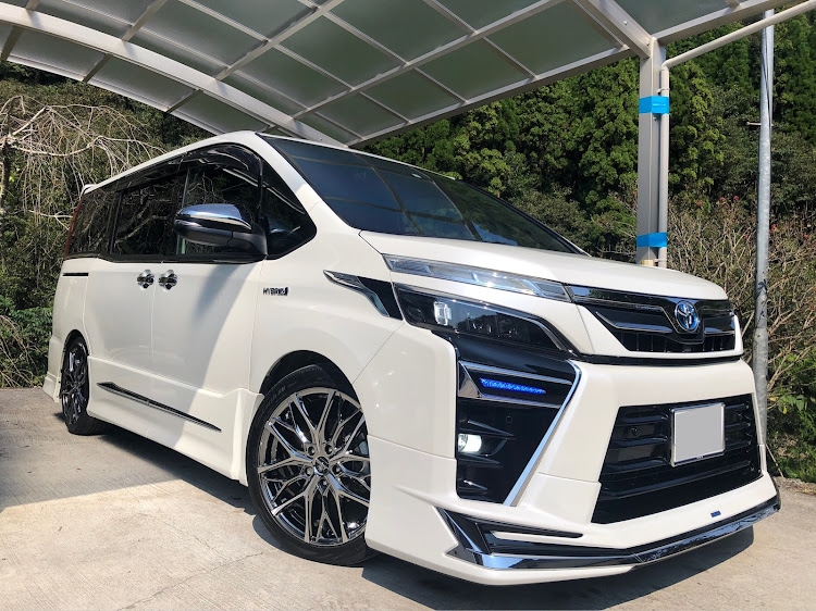 ヴォクシーのいいね！をしてくれた人に感謝✨・いつもの角度でごめんなさい・洗車&コーティング・ナンバー灯交換・#fclに関するカスタム事例の投稿画像2枚目