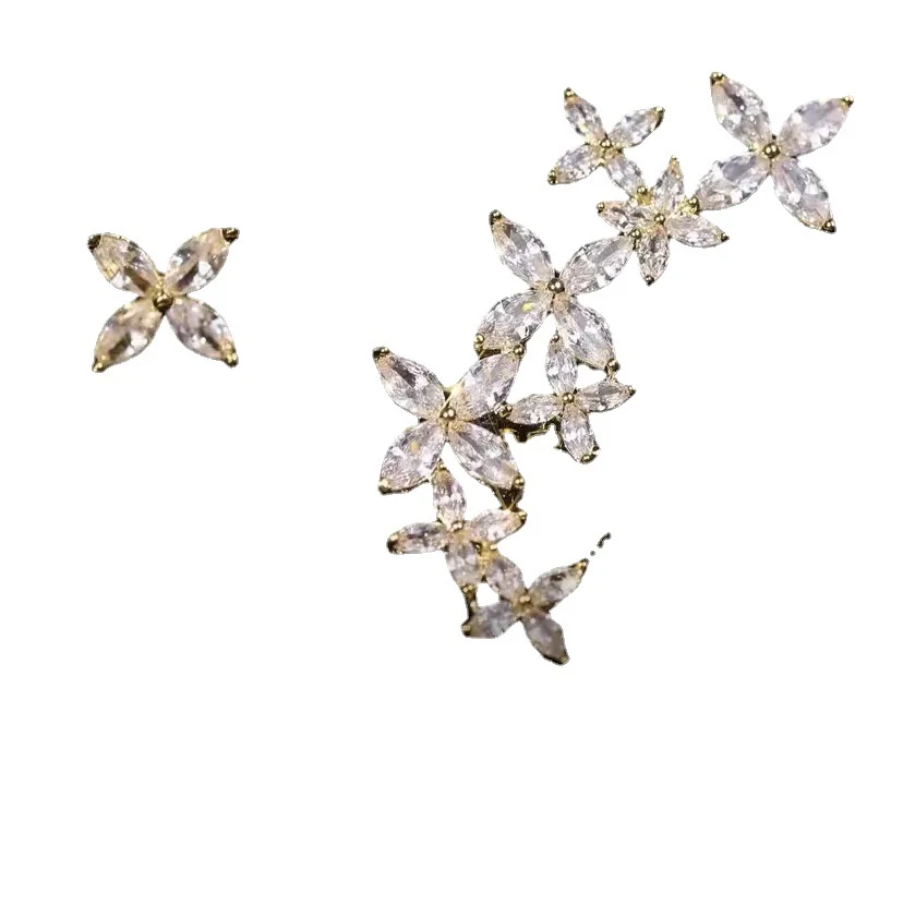 Title 5, Boucles doreilles asymétriques FlowerNiche Des...