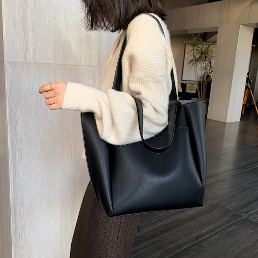 Title 5, Retro Hong Kong style handbag, spacious and sty...