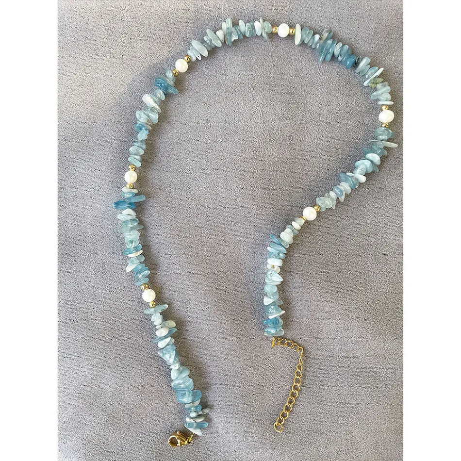 Aquamarijn zoetwater natuursteen grind stiksel ketting. Een natuurlijke en elegante ketting die je outfit compleet maakt en rust uitstraalt.