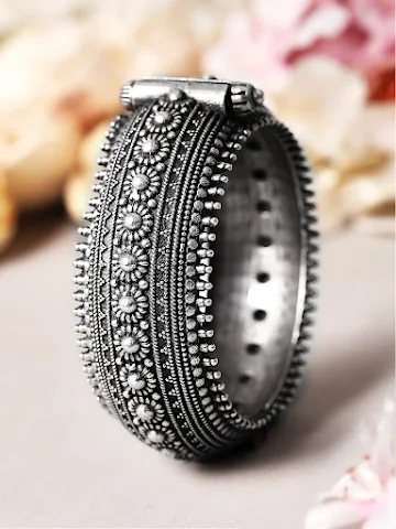 last-minute-wedding-accessories_Filigreebangle_Myntra