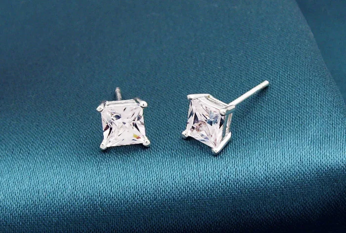 Kunstmatige diamanten oorstekers voor dames en heren. Betaalbare elegantie voor dagelijks gebruik. Schitter in stijl met deze prachtige oorbellen.
