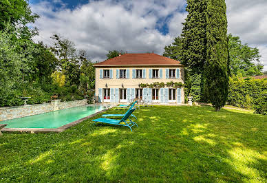 Maison avec piscine et terrasse 1