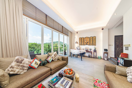 Luxury apartment / penthouse for sale in Sai Kung (Hong Kong) - Living room with piano and large bay window