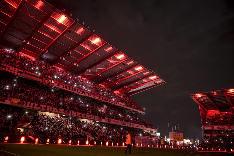 🎥 Standard pakt uit met sublieme lichtshow vlak voor topper tegen KRC Genk!