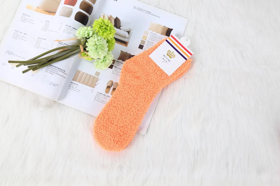 Chaussettes de sol épaisses et chaudes de couleur unie. Gardez vos pieds au chaud et profitez d'un confort optimal à la maison.