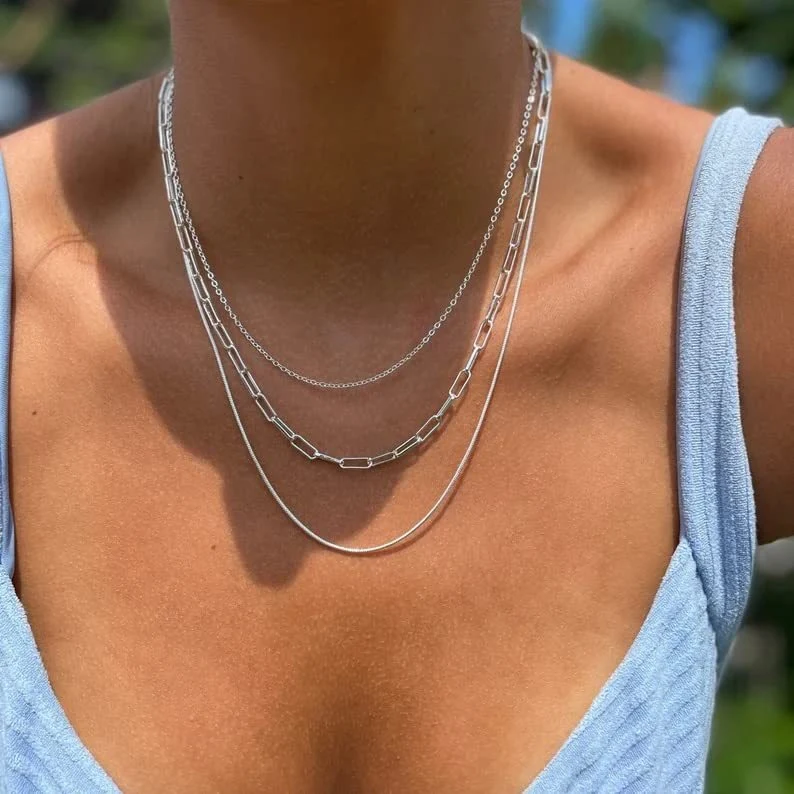 Conjunto de colar feminino europeu e americano com camadas, corrente de cobra, clip de papel e Figaro, um acessório requintado.