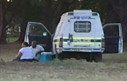 A photo of a supposed policeman having a picnic with his bae next to a police van was shared on social media.