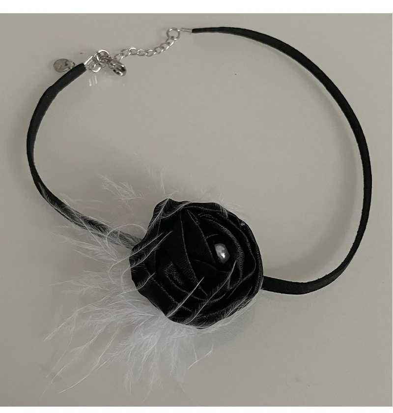 Title 3, Zwarte rozenparelketting Tijdloze elegantie Een...
