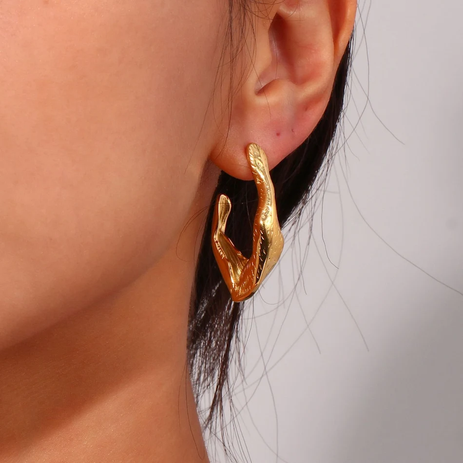 Boucles d'oreilles crochet irrégulières vintage en acier titane, aspect vieilli, pour un style rétro unique et branché.