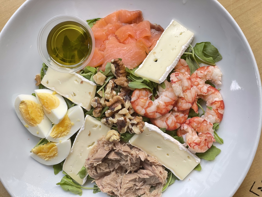 Toscanini salad with arugula, Premium Italian tuna, smoked salmon, shrimp, brie cheese, walnuts, boiled eggs and red wine vinaigrette/or olive oil dressing.