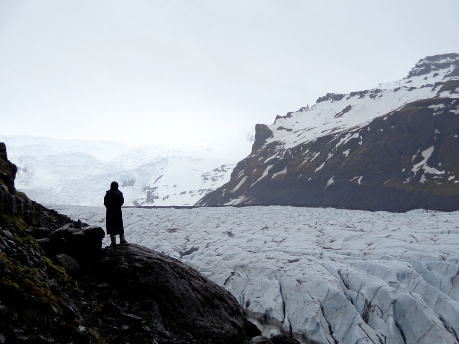 Viandante sul mare di ghiaccio (Vatnajokull, Islanda)  di Aivlis