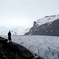 Viandante sul mare di ghiaccio (Vatnajokull, Islanda)  di 