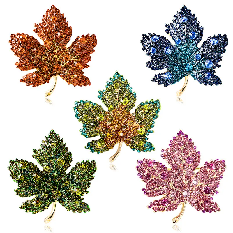 Kristal Esdoorn Broche Eenvoudige Borst Accessoires Verfraai je outfit met deze elegante broche, perfect als stijlvolle accessoire. Een vleugje glamour voor elke gelegenheid.