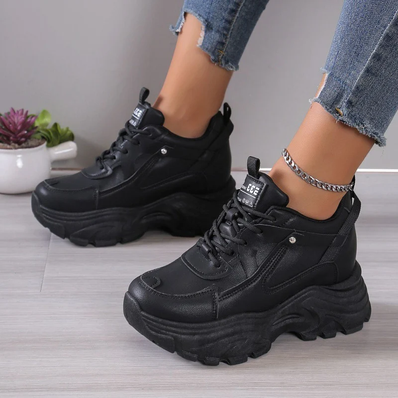 Koreaanse casual damesschoenen met platform. Past overal bij, comfortabel en stijlvol. De perfecte schoen voor een trendy en veelzijdige look.