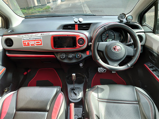 ヴィッツ Ksp130の愛車紹介 内装紹介 内装カスタム 貧乏カスタム 赤カーボンに関するカスタム メンテナンスの投稿画像 車 のカスタム情報はcartune