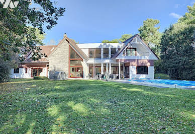 Maison avec piscine et terrasse 1