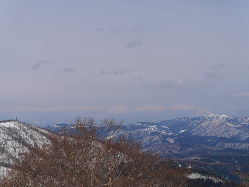 奥に北アルプス（右は川上岳）