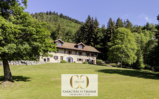 Stone house with tree-filled garden - Buy this luxury house in Boëge, 5 rooms, 3 bedrooms
