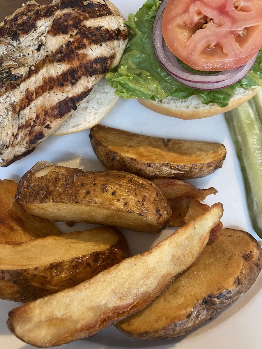 Chicken Burger (Udis Bun) & Fries