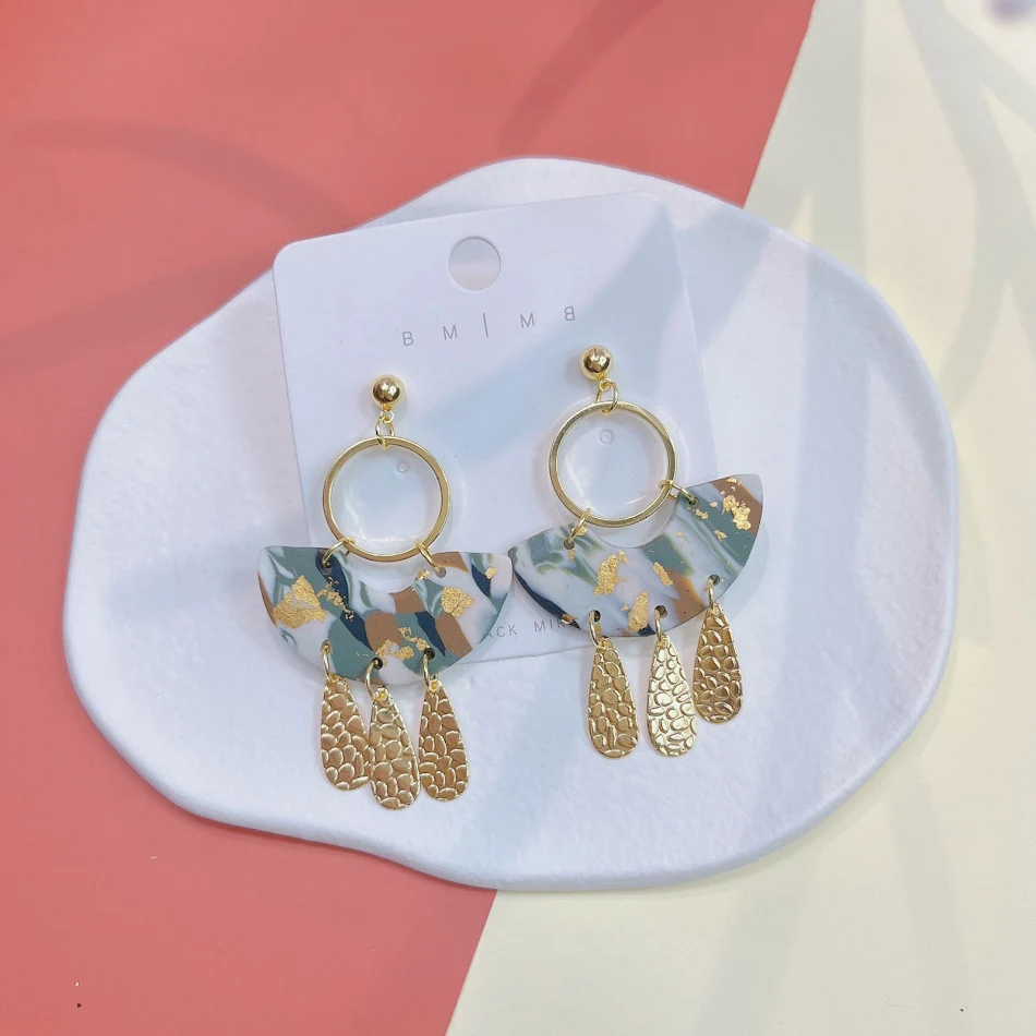 Boucles d'oreilles en pâte polymère camouflage pour femmes. Légères et tendance. Parfaites pour un look décontracté et audacieux. Affirmez votre style !