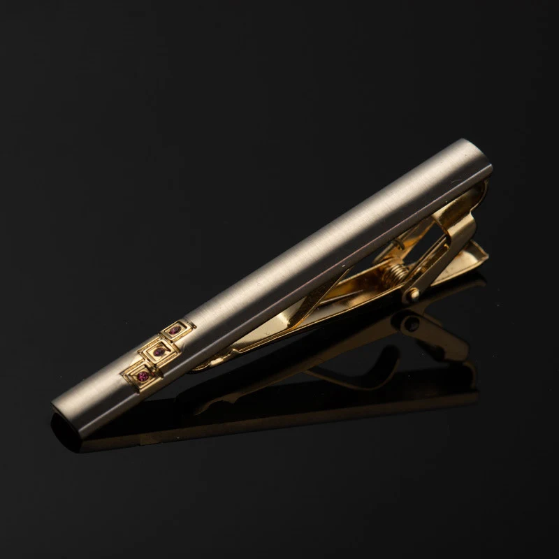 Muški zlatni klips za kravatu Dodajte eleganciju svom izgledu. Održava kravatu na mestu sa stilom. Prefinjen modni detalj za muškarce koji cene detalje. Vaš stil na prvom mestu.