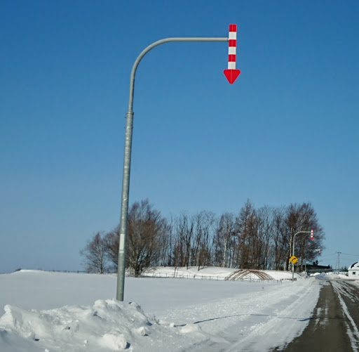 ホンダ オデッセイを華麗にカスタム By Senna 19 02 09 北海道の道路ではお馴染みの矢羽根 固定式視線誘導柱 路肩や歩道との境界を示しているもので Cartune