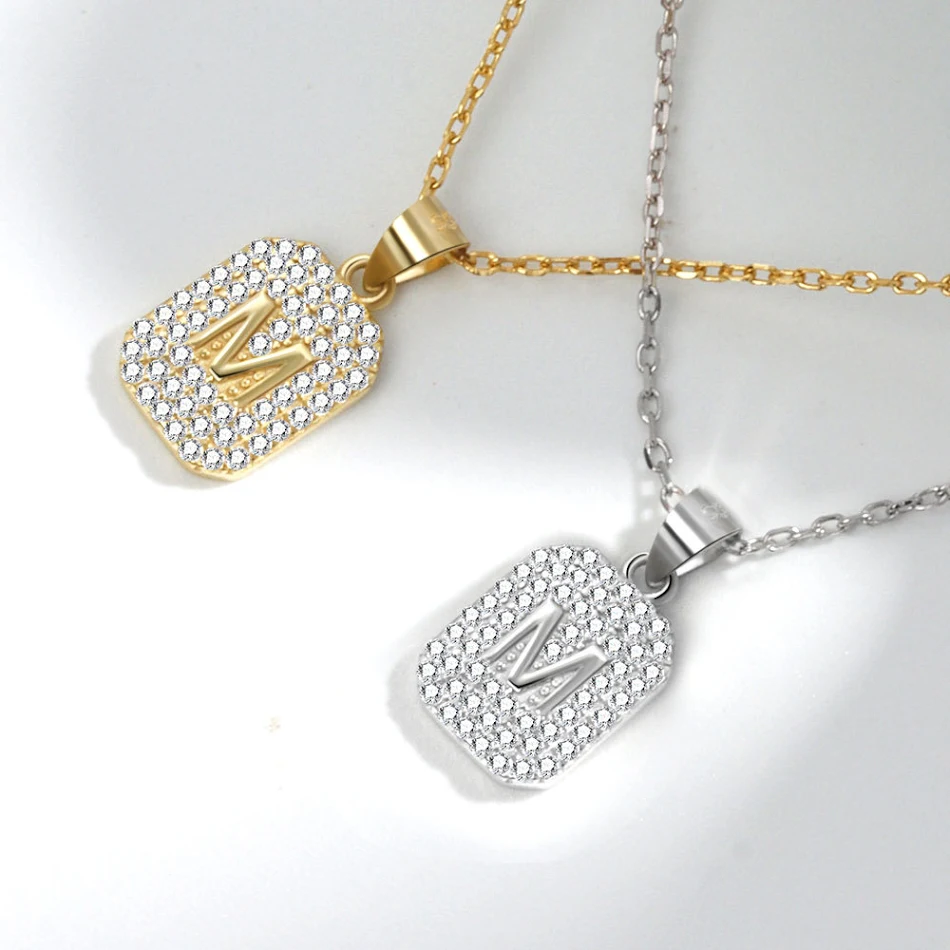 Collier femme simple en argent sterling avec lettre, un bijou élégant et personnalisé pour compléter votre tenue avec style.