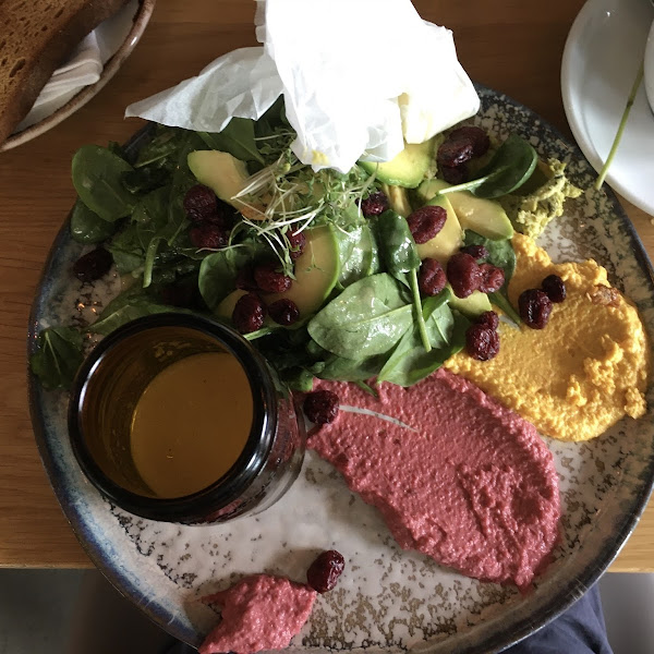 Del Prado; vegan breakfast with hummous, avocado, spinach, cranberries, vinaigrette, vegan butter and a coconut-mango-lassi