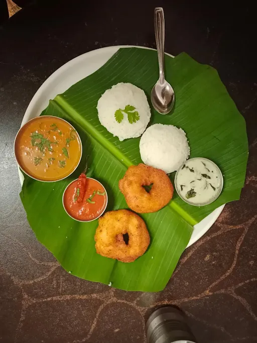 Vada [2 Vada] With Idli [2 Pieces]