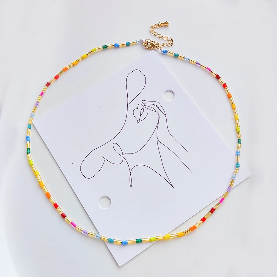 Collar de clavícula con cuentas de arcoíris y flores hechas a mano, un accesorio floral y colorido perfecto para realzar tu look.