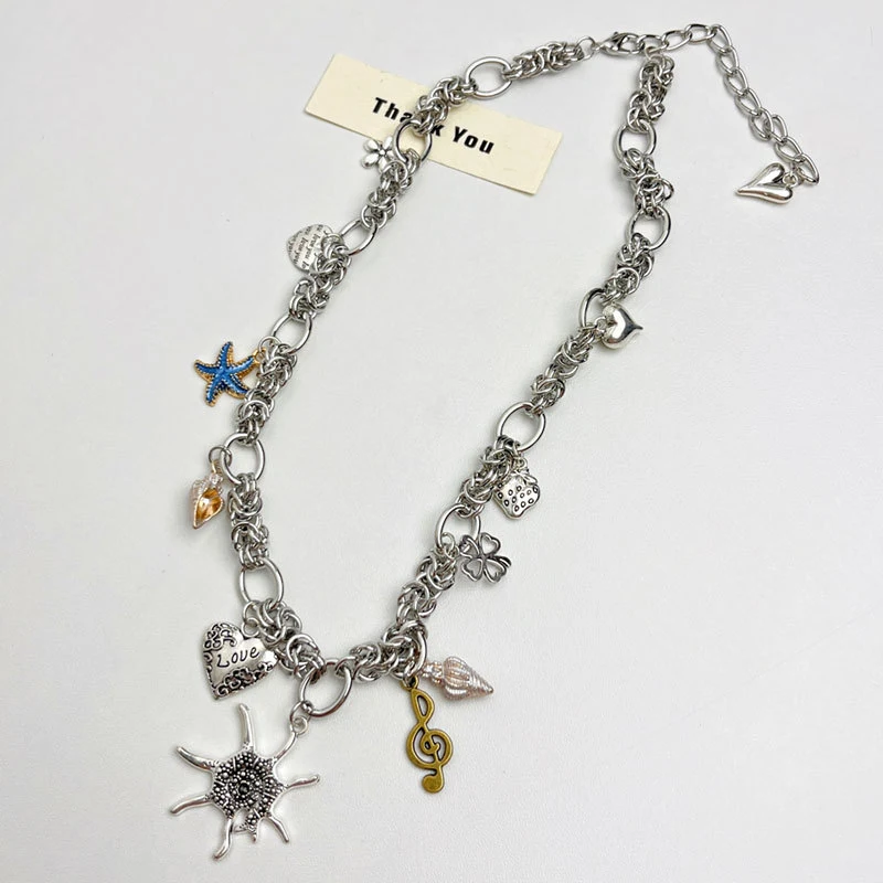 Licht luxe vintage ketting met schelp, zeester en bloem hanger voor dames, een uniek en stijlvol sieraad.