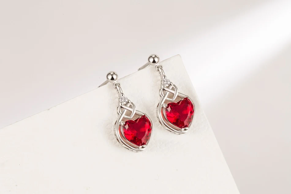 Hartvormige robijnen sieradenset, een romantisch cadeau. Toon je liefde met deze schitterende en elegante sieradencollectie. Een perfect geschenk.