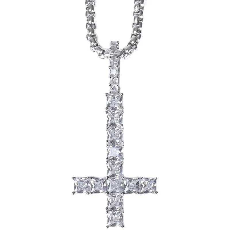 Collier croix diamant complet avec zircon inversé. Un bijou étincelant pour un look élégant et raffiné, cadeau idéal pour elle ou lui.